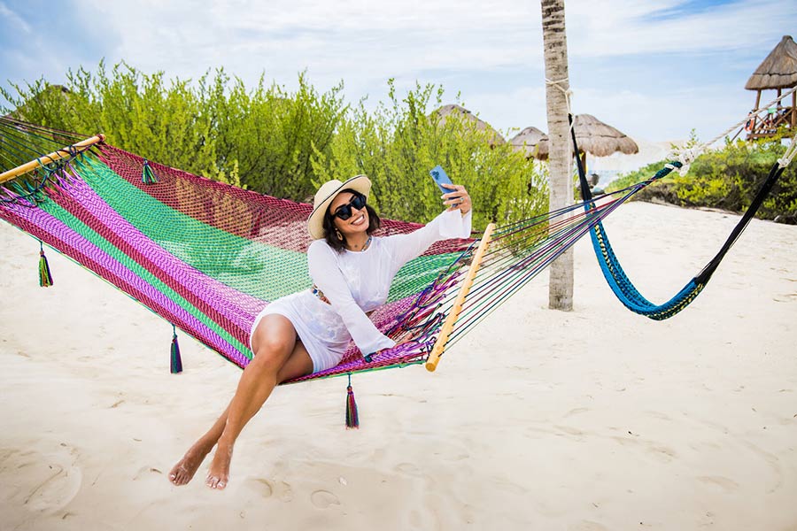 Woman-taking-selfie-in-hammoc--on-the-beach
