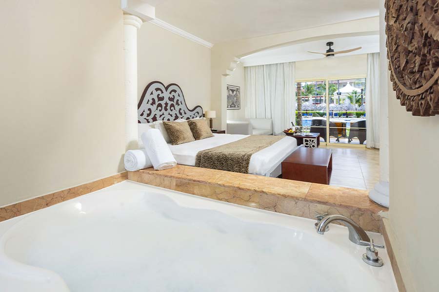junior-suite-swim-up-2-majestic-colonial