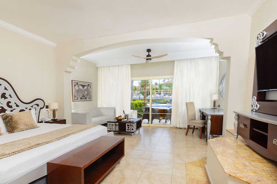 junior-suite-swim-up3-majestic-colonial